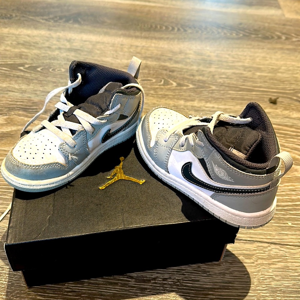 Jordan 1 MID (TD) gently used size 9 - still in box